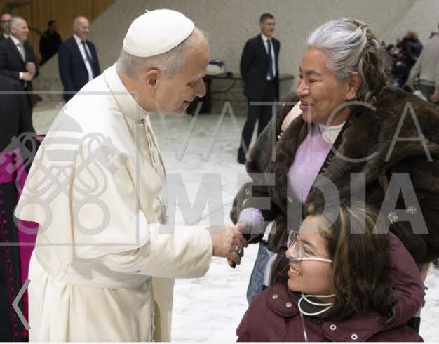 jorgegogdl's tweet photo. La señora aún siendo una inmoral ladrona que se roba casas, hizo una visita con el Papa León XIV donde seguramente no le dijo que se dedica a robar casas, en un viaje con sus hijas en Europa. https://t.co/OqemKx7HC5