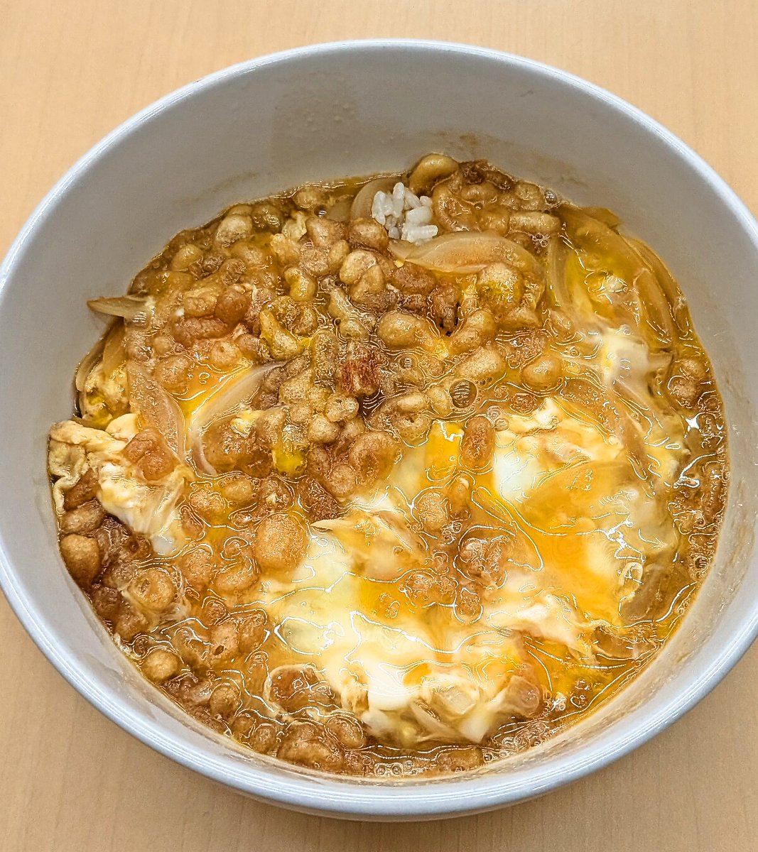 higashimaru_ss's tweet photo. 天かすを卵でとじた『天たま丼』
「ちょっとどんぶりこいくち」で簡単につくれます🙌

水100mlとちょっとどんぶりこいくち1袋、スライスした玉ねぎ1/4個を煮て、天かす大さじ3と溶き卵1個を加え、ご飯にのせたら完成🍚

ちなみに、みなさんは何と呼びますか🤔？
天たま丼？
たぬき丼？
ハイカラ丼？ https://t.co/XZh8Nwxoq9