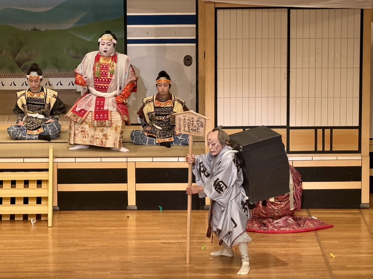 jishibai_web's tweet photo. 【ぎふ清流座地芝居公演】

6/21に「ぎふ清流座地芝居公演」が開催されました。
2つ目の演目は、鳳凰座歌舞伎保存会による「一谷嫩軍記　熊谷陣屋」！
熊谷直実や源九郎義経による迫力満点のストーリーが展開されました。
ぎふ清流座の次回公演は、10月上旬予定です。続報をお待ちください！ https://t.co/gMtDhrh0Ay