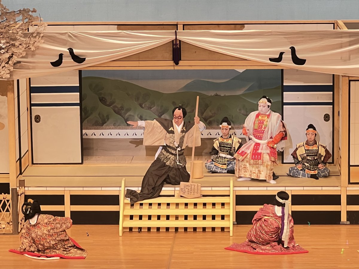 jishibai_web's tweet photo. 【ぎふ清流座地芝居公演】

6/21に「ぎふ清流座地芝居公演」が開催されました。
2つ目の演目は、鳳凰座歌舞伎保存会による「一谷嫩軍記　熊谷陣屋」！
熊谷直実や源九郎義経による迫力満点のストーリーが展開されました。
ぎふ清流座の次回公演は、10月上旬予定です。続報をお待ちください！ https://t.co/gMtDhrh0Ay