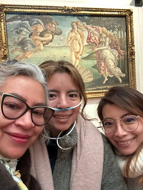 jorgegogdl's tweet photo. La señora aún siendo una inmoral ladrona que se roba casas, hizo una visita con el Papa León XIV donde seguramente no le dijo que se dedica a robar casas, en un viaje con sus hijas en Europa. https://t.co/OqemKx7HC5
