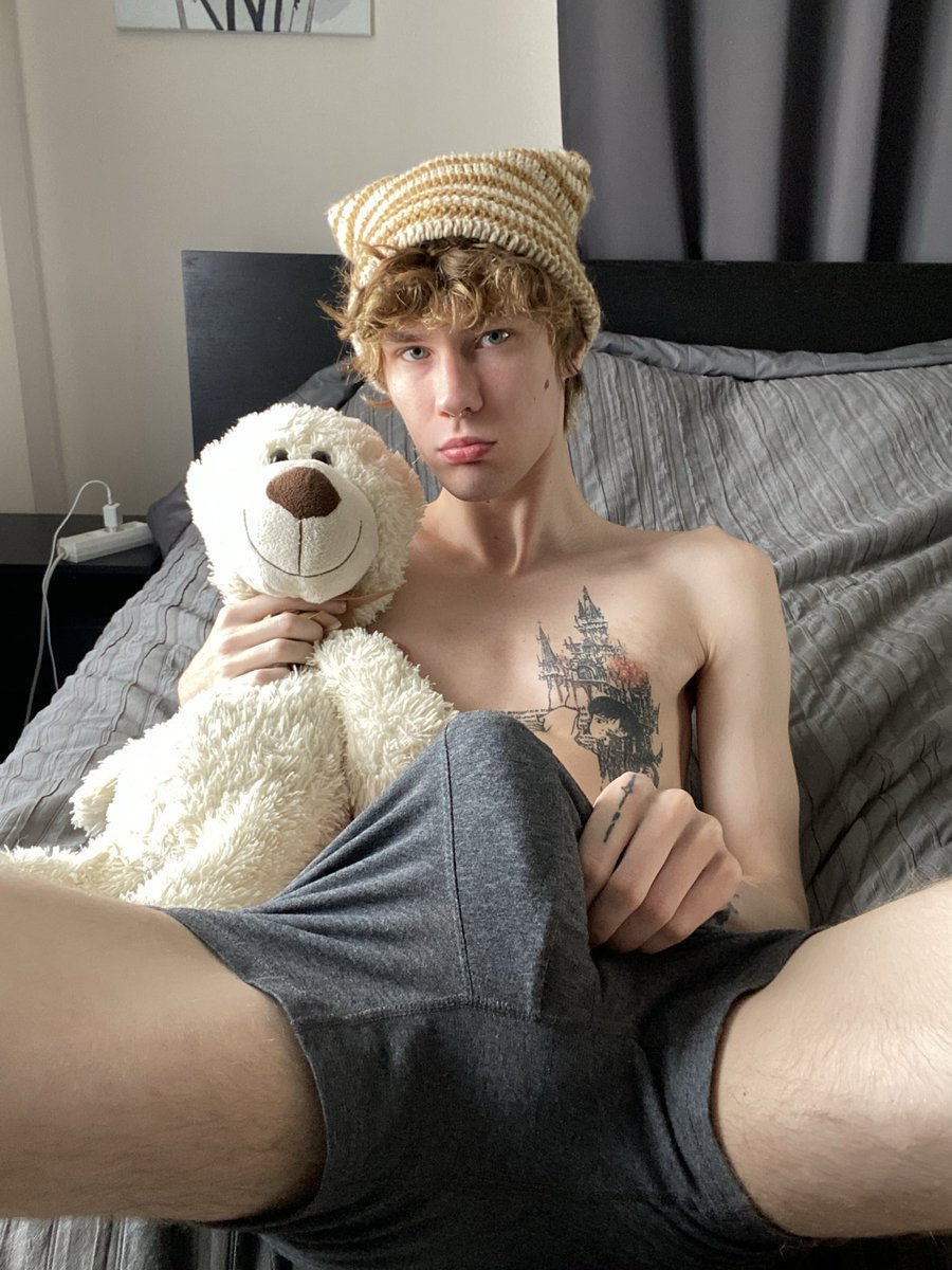swoopyboy8f's tweet photo. @afiantofakhri Retweet should i let it out🍆💦 https://t.co/CtGQoJm1ry