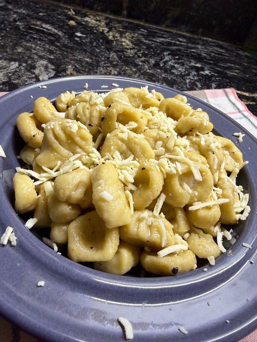 santi_nicolini's tweet photo. en Australia 🇦🇺 ya es 29 así que me adelanté con los gnocchi del 29 🍝🧑🏽‍🍳 - oliva, pimienta, ajo asado y un buen Sardo #meamo 🧸💗 https://t.co/YxpbL6kaTC