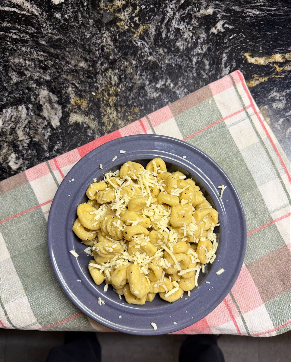 santi_nicolini's tweet photo. en Australia 🇦🇺 ya es 29 así que me adelanté con los gnocchi del 29 🍝🧑🏽‍🍳 - oliva, pimienta, ajo asado y un buen Sardo #meamo 🧸💗 https://t.co/YxpbL6kaTC