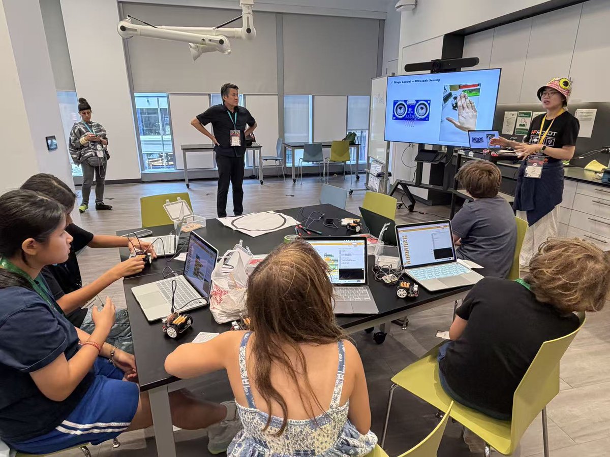 dfrobotcn's tweet photo. Kids from six countries controlled Maqueen cars using leg-mounted micro:bits at the MIT Museum.

Later, makers used @schematikio  + @UNIHIKER  K10 to build a virtual tree and a CO₂ monitor.

Conference Day 2 at @FabFndn’s #FAB26.

Schedule: https://t.co/ufYIgFwDF3

#MakerEducation