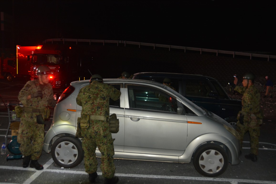 JGSDF_WA_pr's tweet photo. 【 ＃熊本地震 】令和８年７月２８日（火）１６時２７分頃に発生した令和８年熊本地震に伴い、西部方面隊はイオンモール熊本において、昼夜を分かたず被災された方々の救出活動を継続しています。
一刻も早い救出に向け全力で当たっています。
＃西部方面隊 ＃災害派遣 ＃人命救助 https://t.co/nEL0Io8dYC