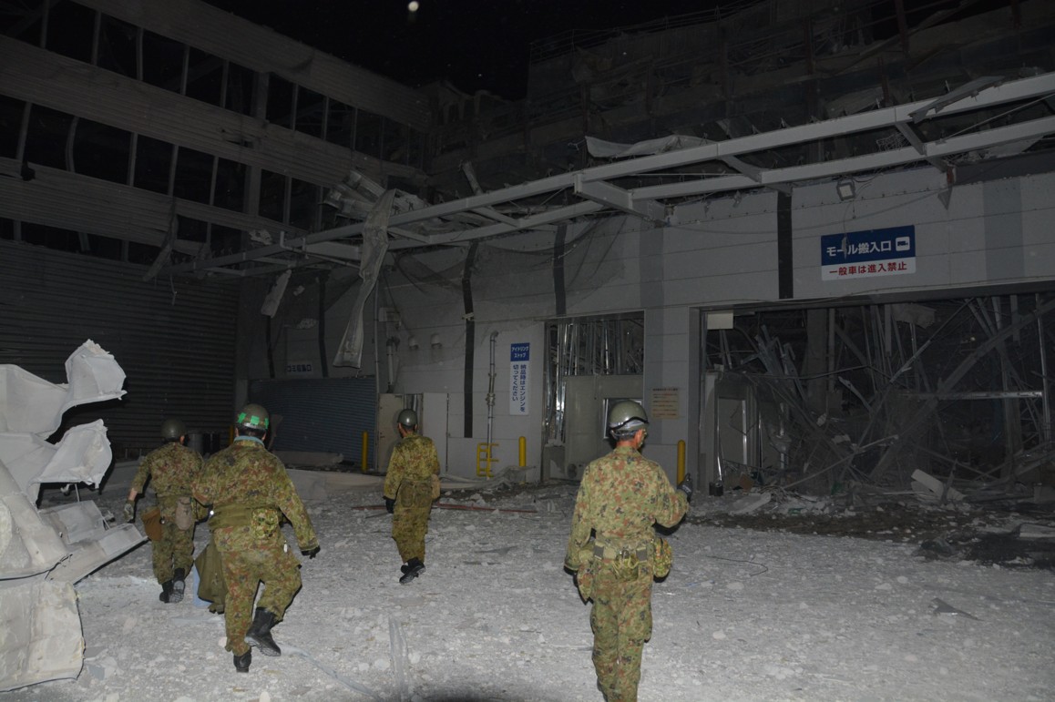 JGSDF_WA_pr's tweet photo. 【 ＃熊本地震 】令和８年７月２８日（火）１６時２７分頃に発生した令和８年熊本地震に伴い、西部方面隊はイオンモール熊本において、昼夜を分かたず被災された方々の救出活動を継続しています。
一刻も早い救出に向け全力で当たっています。
＃西部方面隊 ＃災害派遣 ＃人命救助 https://t.co/nEL0Io8dYC