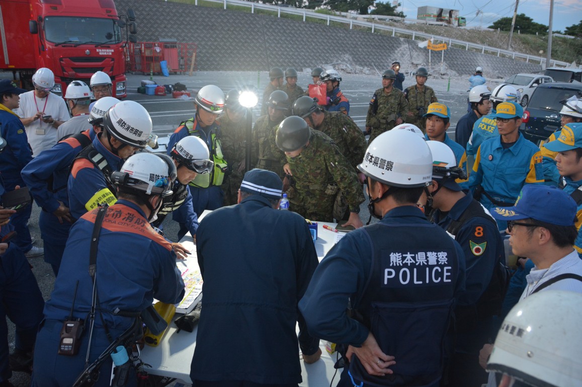 JGSDF_WA_pr's tweet photo. 【 ＃熊本地震 】令和８年７月２８日（火）１６時２７分頃に発生した令和８年熊本地震に伴い、西部方面隊はイオンモール熊本において、昼夜を分かたず被災された方々の救出活動を継続しています。
一刻も早い救出に向け全力で当たっています。
＃西部方面隊 ＃災害派遣 ＃人命救助 https://t.co/nEL0Io8dYC