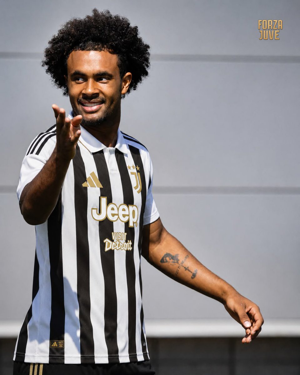 theFJEN's tweet photo. 🚨🇳🇱 JUST IN: Joshua Zirkzee is open to joining Juventus, as he would be happy to return to Serie A. 💣🔥

Manchester United are willing to let the Dutch striker leave on loan with an obligation to buy for a total fee of €35–40 million.

— @Gazzetta_it https://t.co/zOJrOXOvIw