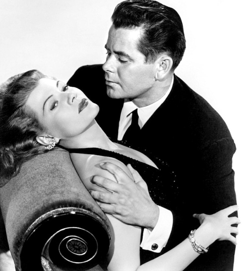cosechadel66's tweet photo. Glenn Ford y Rita Hayworth repetían duo mítico 6 años después de "Gilda" en 1952 con "La dama de Trinidad". No tenían el mismo gancho, pero química entre ellos, toda. #TalDíaComoHoy #LaPareja https://t.co/u9l6VoHJYY