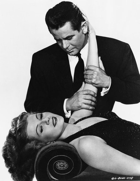 cosechadel66's tweet photo. Glenn Ford y Rita Hayworth repetían duo mítico 6 años después de "Gilda" en 1952 con "La dama de Trinidad". No tenían el mismo gancho, pero química entre ellos, toda. #TalDíaComoHoy #LaPareja https://t.co/u9l6VoHJYY