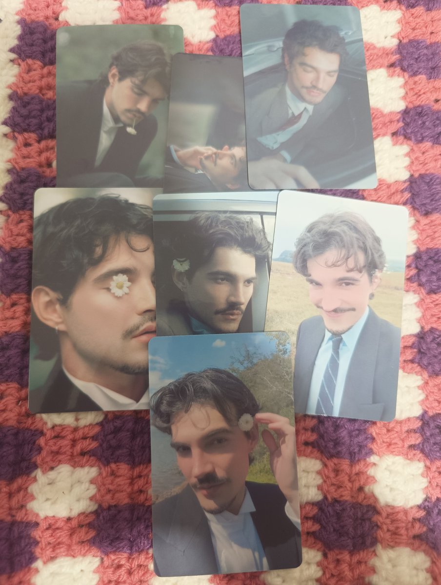 lacosenosatelie's tweet photo. foi aqui que pediram photocards do Jão? 🌻🌼 https://t.co/aGVhTb3SDl