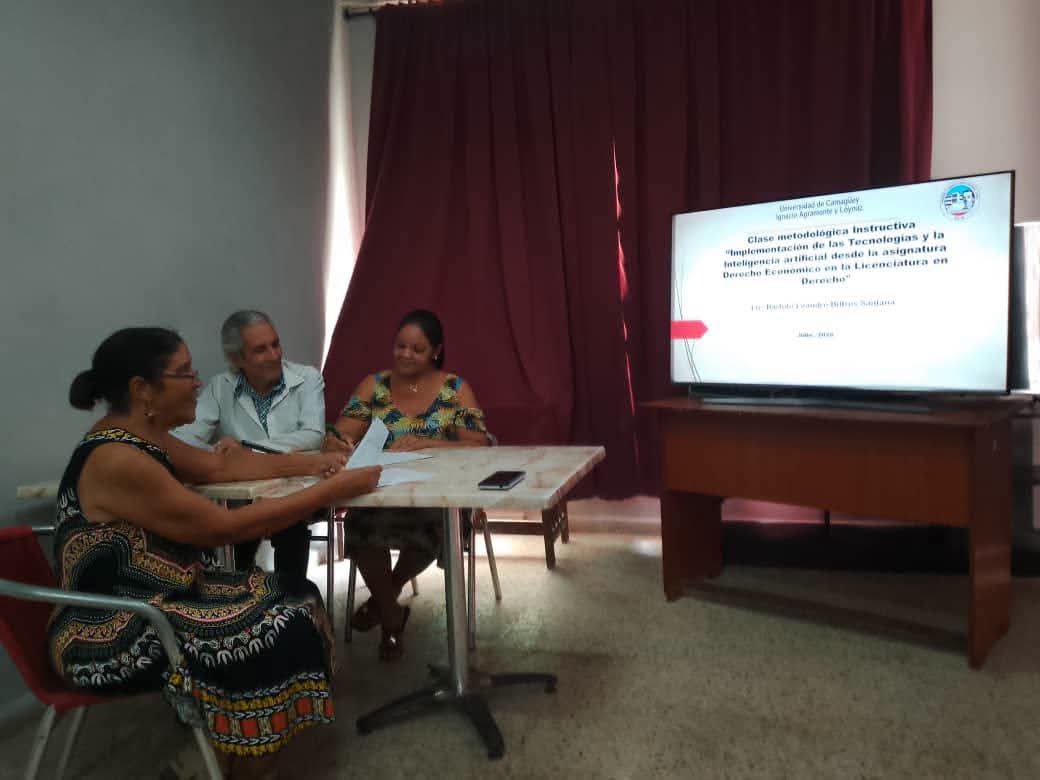 CubaMES's tweet photo. ⚖️ La carrera de Derecho de la @uc_camaguey cerró el curso con defensas exitosas en el ejercicio de cambio de categoría docente. Bartolo Biltres fue reconocido como Profesor Auxiliar y varios colegas obtuvieron la categoría de Asistente. 👏 #Postgrado

📸ℹ #UCCuba 
#Cuba https://t.co/pHhUArvYqO