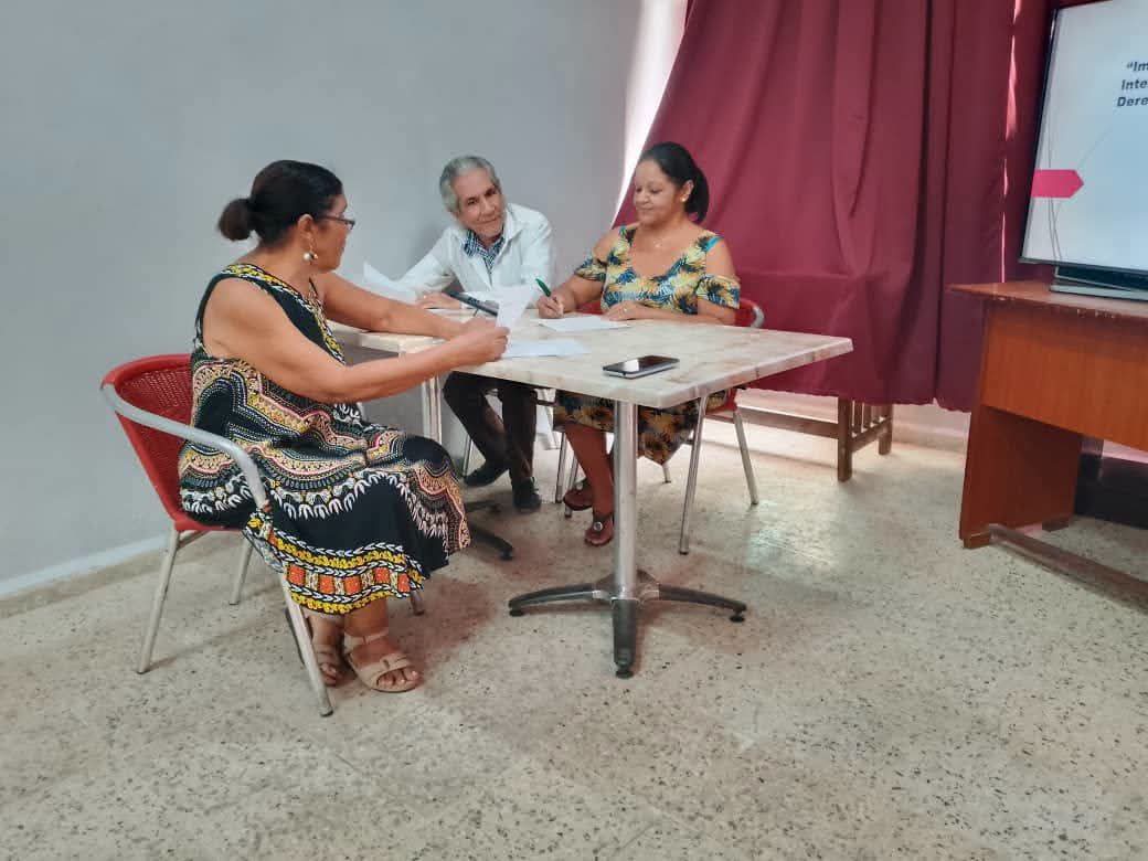 CubaMES's tweet photo. ⚖️ La carrera de Derecho de la @uc_camaguey cerró el curso con defensas exitosas en el ejercicio de cambio de categoría docente. Bartolo Biltres fue reconocido como Profesor Auxiliar y varios colegas obtuvieron la categoría de Asistente. 👏 #Postgrado

📸ℹ #UCCuba 
#Cuba https://t.co/pHhUArvYqO