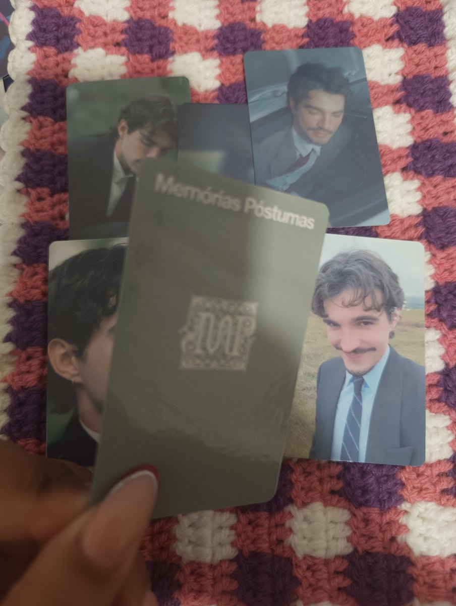 lacosenosatelie's tweet photo. foi aqui que pediram photocards do Jão? 🌻🌼 https://t.co/aGVhTb3SDl