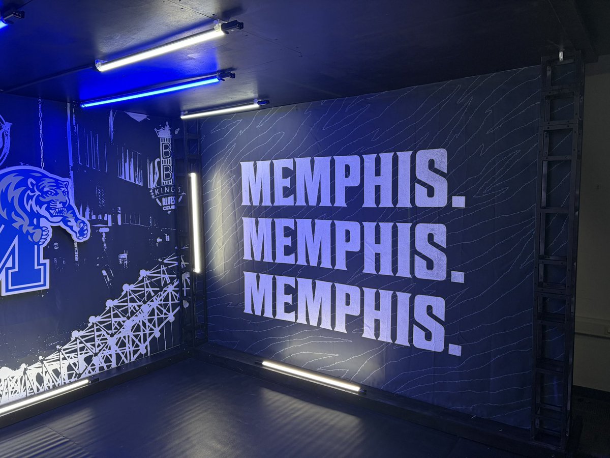 Bpope72's tweet photo. New set loaded up, shoutout to @zwall1104 for designing the walls and @eliparkerphoto for the layout design. Construction was made much easier with help from @JoshinoCreates, @jessehall15259 and @cpirwin23. Big team effort! https://t.co/2VYmaXssze