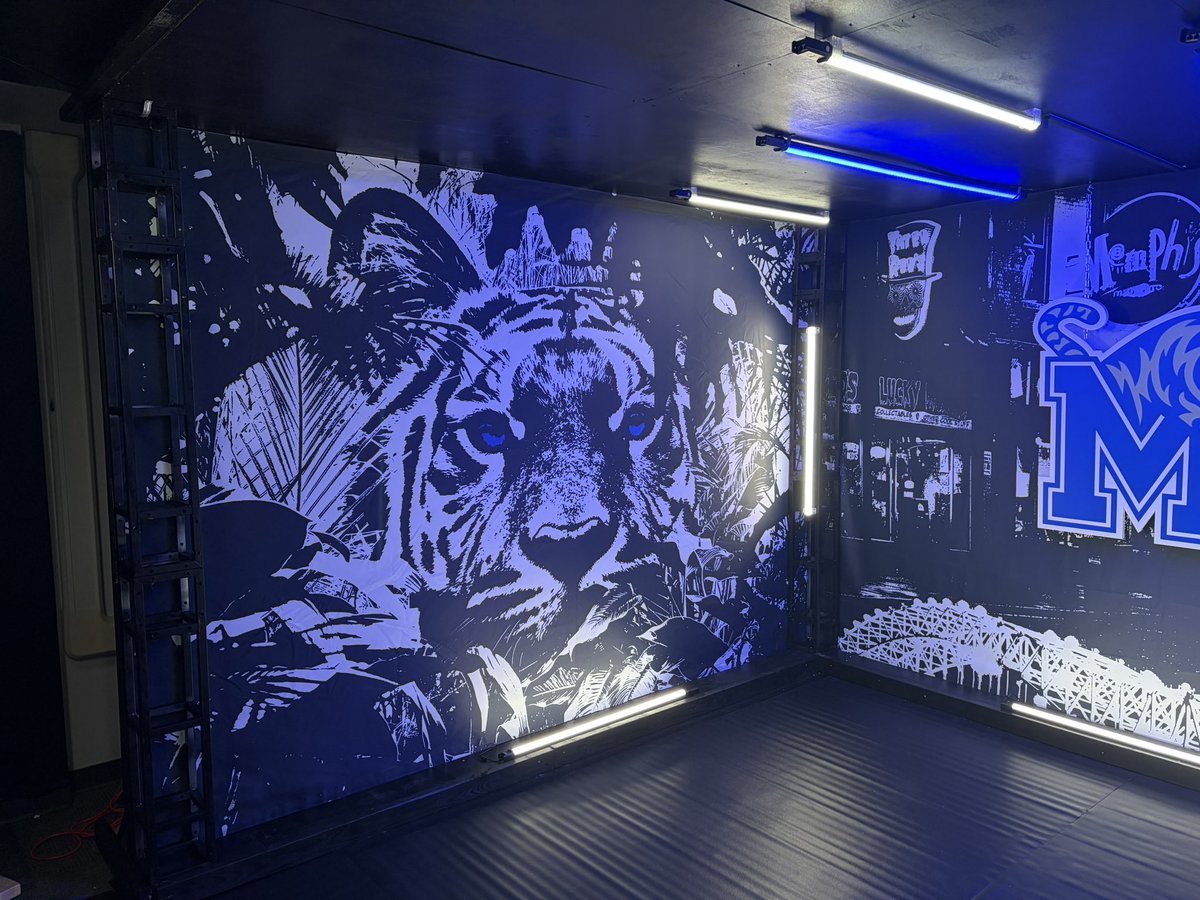 Bpope72's tweet photo. New set loaded up, shoutout to @zwall1104 for designing the walls and @eliparkerphoto for the layout design. Construction was made much easier with help from @JoshinoCreates, @jessehall15259 and @cpirwin23. Big team effort! https://t.co/2VYmaXssze