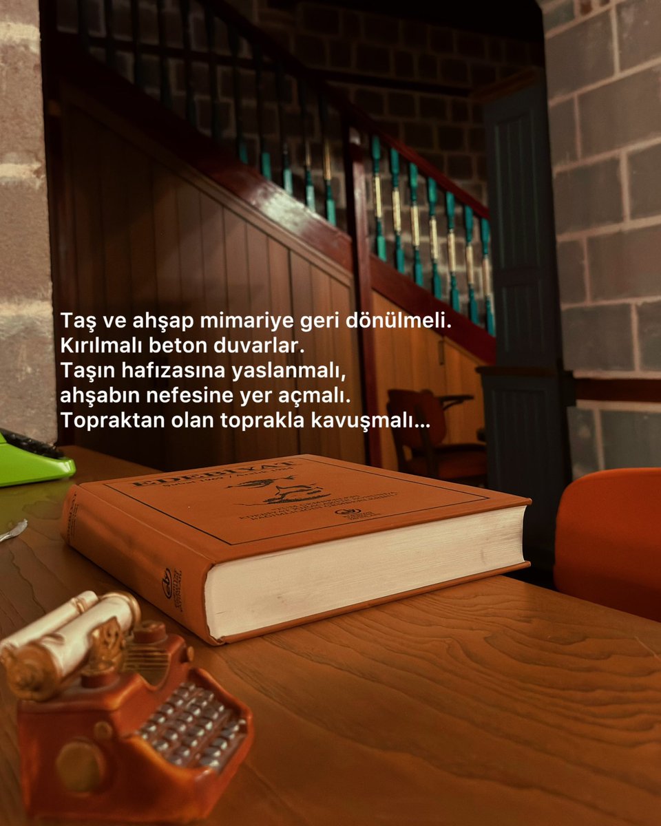 selcukidrisoglu's tweet photo. Taş ve ahşap mimariye geri dönülmeli.
Kırılmalı beton duvarlar.
Taşın hafızasına yaslanmalı, ahşabın nefesine yer açmalı.
Topraktan olan toprakla kavuşmalı… #Lügat https://t.co/meloMjaCoC