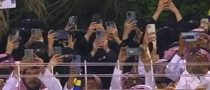 9zzzzo's tweet photo. هو الايفون بكام في السعودية ؟؟ https://t.co/0zrv3x2gW6