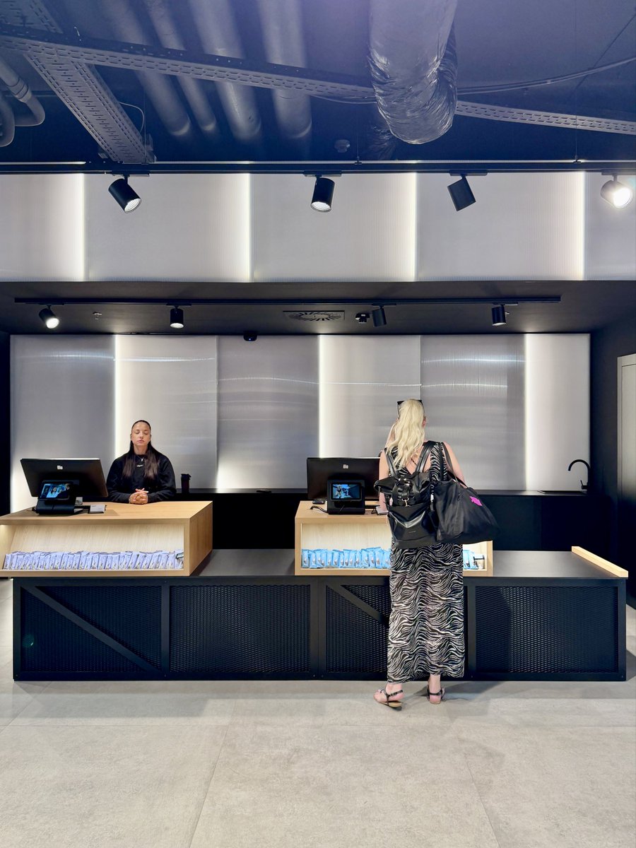 CzechPlease's tweet photo. The Vilgain store that opened in Flora mall is an upscale mini-market like nearby Delmart. They sell fresh fruit and veg, eggs, dairy, cheese, cold cuts, freshly baked croissants, not to mention canned poultry &amp; avocado oil spray. Far bigger than the one coming soon to JzP Square https://t.co/8SRh5i1tRC
