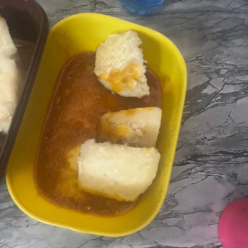 SIKAOFFICIAL1's tweet photo. Some of the meals reportedly served to students of the Techiman Krobo Nursing Training College, which they say partly triggered their agitation over the Principal’s alleged disregard for their concerns about food quality, among other issues.

[🎥: Metrotvgh] https://t.co/DirL4HCN5n