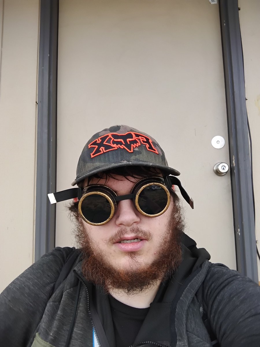 Zandyressc's tweet photo. finally got my Steampunk goggles back https://t.co/1aXOdLk3Tl