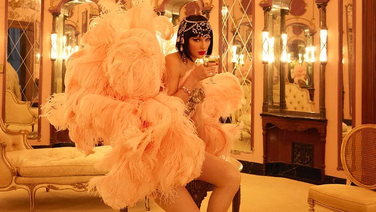 afterglowloverz's tweet photo. The life of a showgirl photoshoot is so iconic https://t.co/zRODTEtp1r