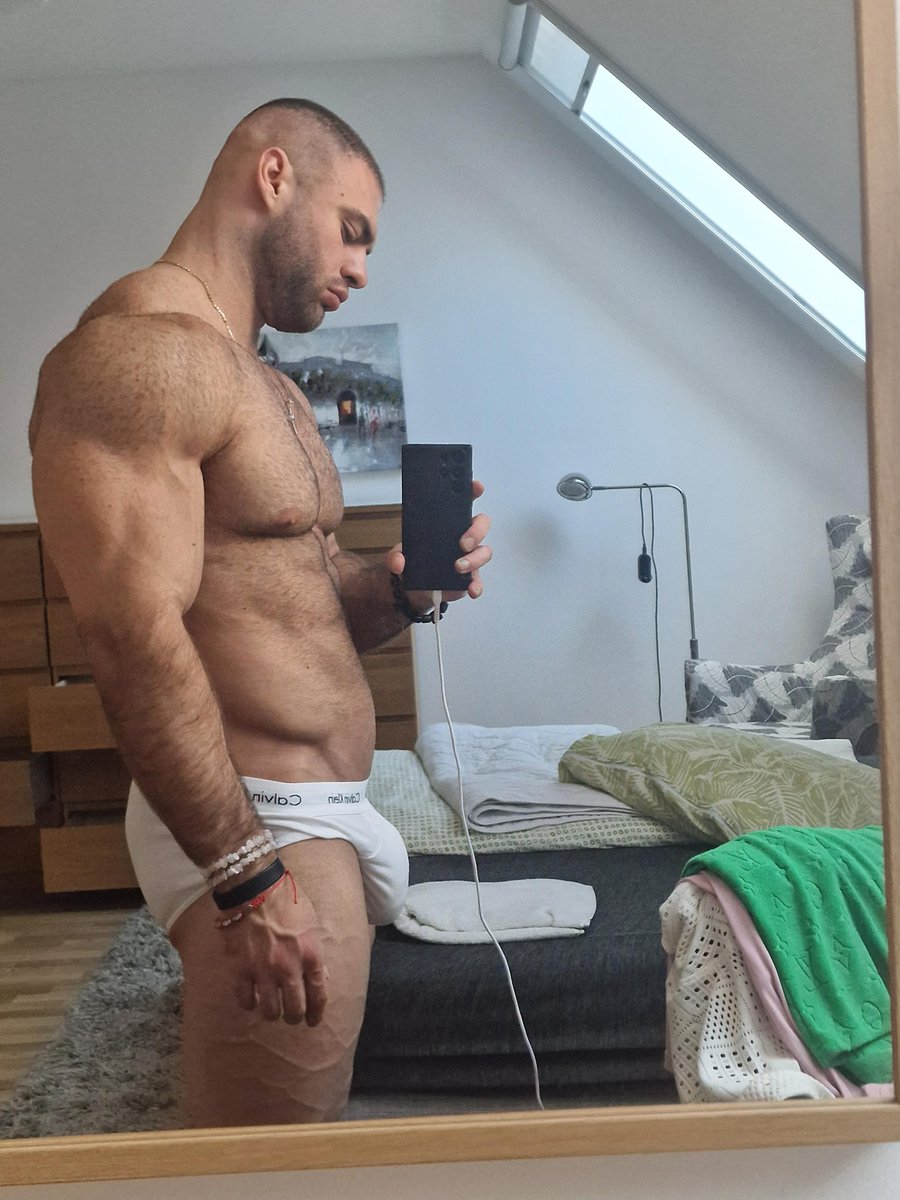 Mikefitkoo's tweet photo. Built strong so I can pick you up easy https://t.co/P14JoIdm1R