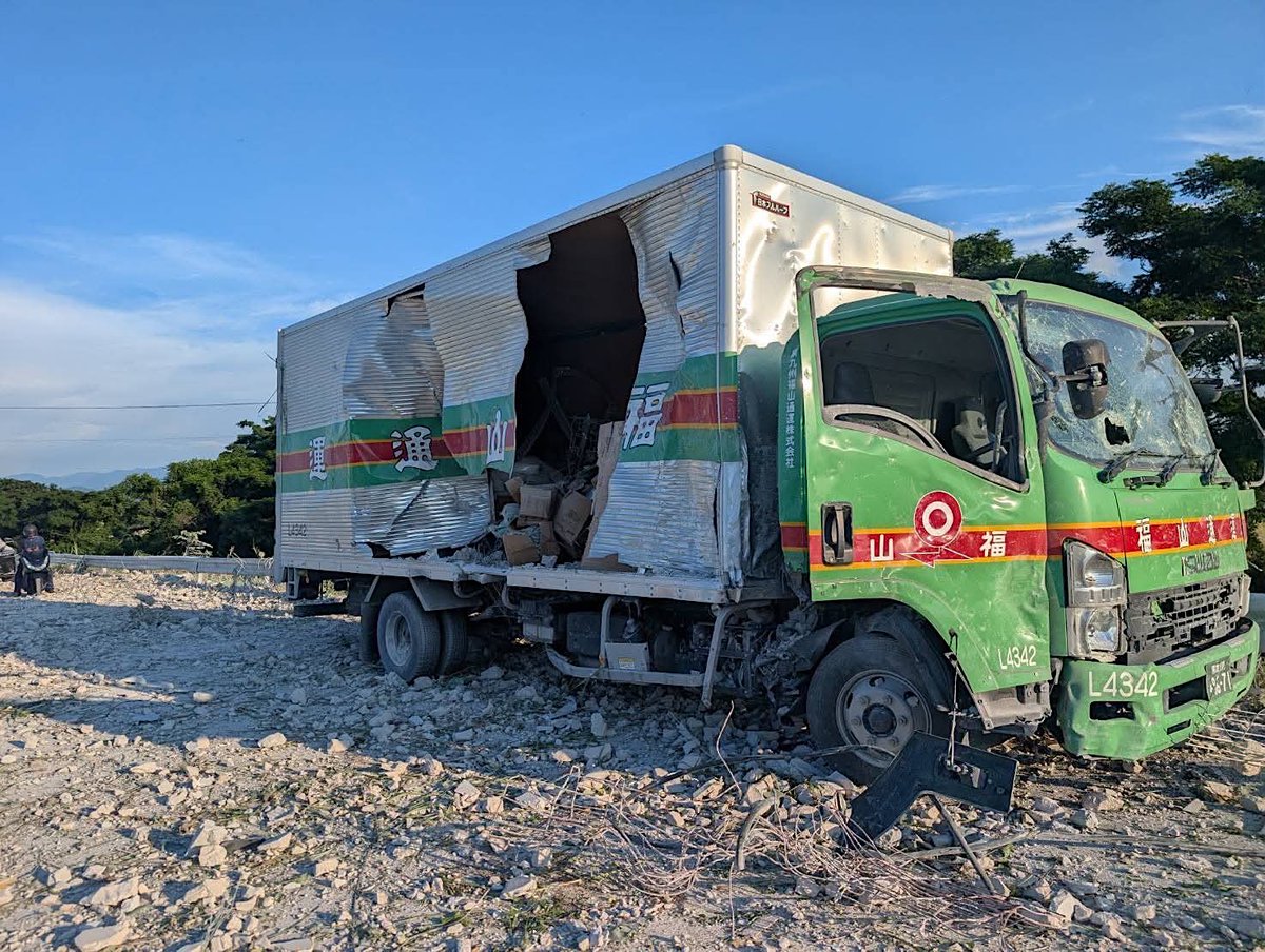 ShindenJ7W1's tweet photo. イオンモール熊本の壊滅に居合わせた福山通運トラック、これは...

やっぱり爆風が音速を超えていた証左だ
これで運転手さんがご存命（との情報あり）なのは奇跡だ
キャビンでなく貨物室で良かった

荷台を完全に破壊して突き抜けたかなり大きめの破片は、テントの如く反対側を膨らませている

こんな威力はRPGロケットランチャー並だぜ？
只事じゃない
