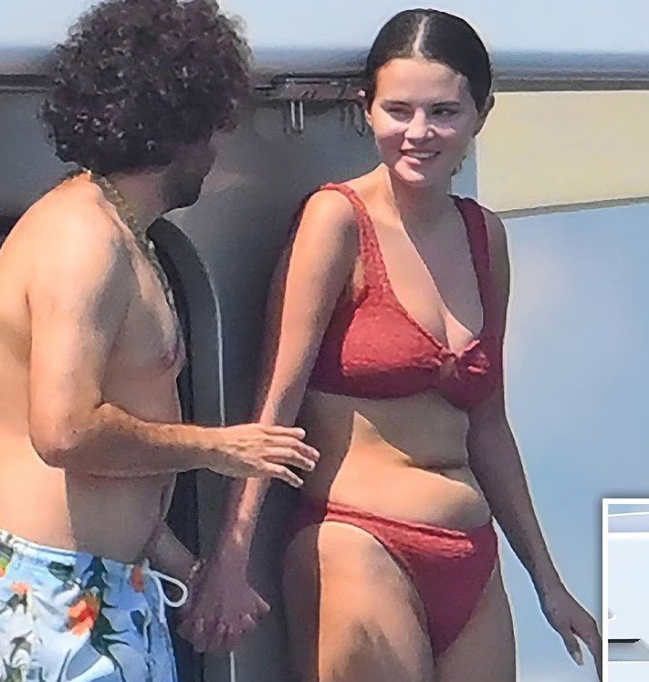 sanrokyu's tweet photo. @puchosdesandia_  It's honestly pathetic watching Selena try to hold her breath to tuck in her big, saggy stomach lol.🤪😂😘👣 https://t.co/0CEHpTXuTt