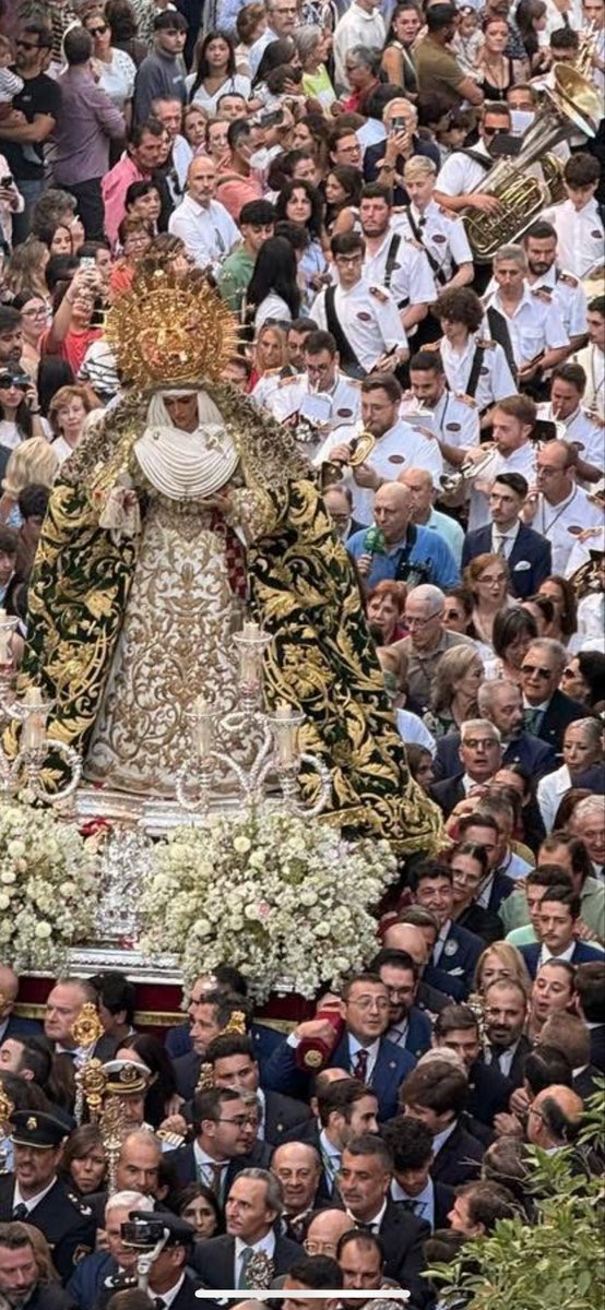 rocio_tos's tweet photo. El único director de Banda de Música que ha estado detrás de las dos Esperanzas de Sevilla. Eso sí que no te lo quita nadie papá. 
@jmtoscano2 https://t.co/rKrO3EssxD
