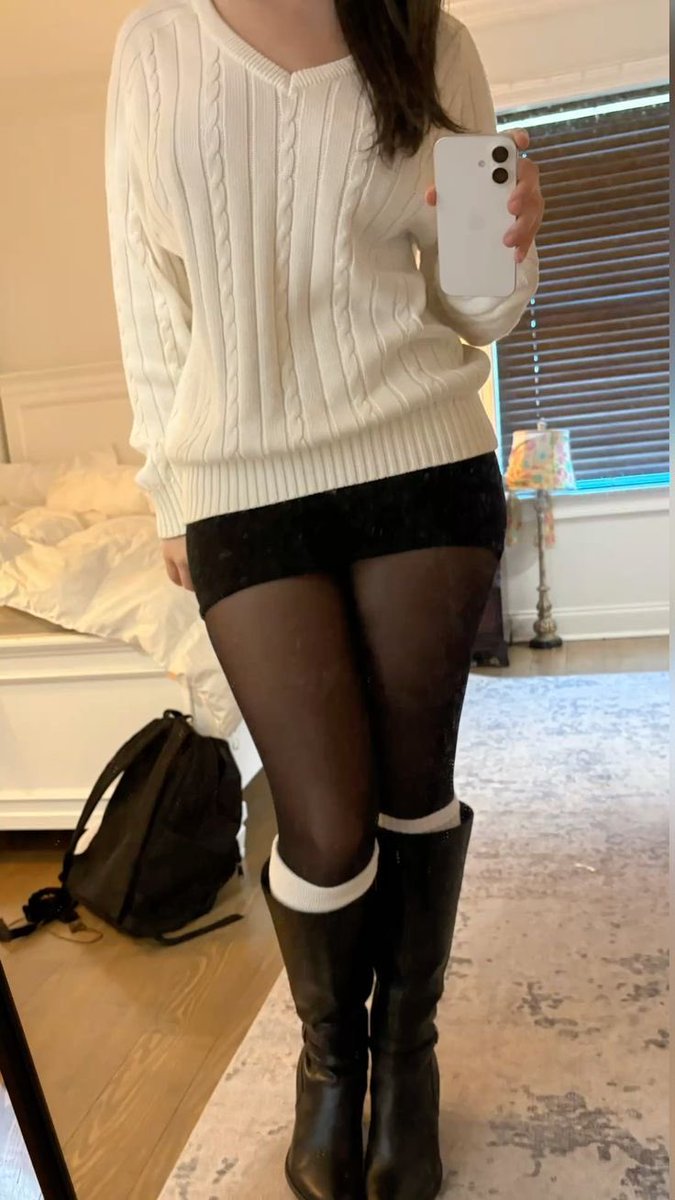 jshannonlynch's tweet photo. ⊹ ࣪˖ qual outfit você está usando? https://t.co/P96p7OjE8o