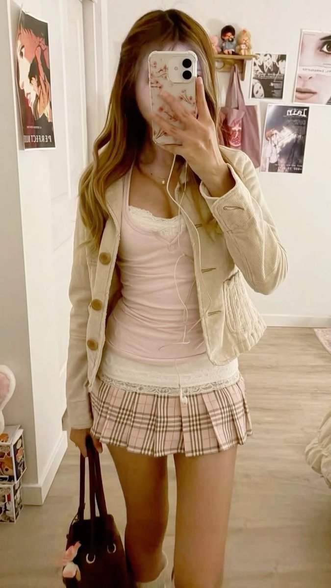 jshannonlynch's tweet photo. ⊹ ࣪˖ qual outfit você está usando? https://t.co/P96p7OjE8o