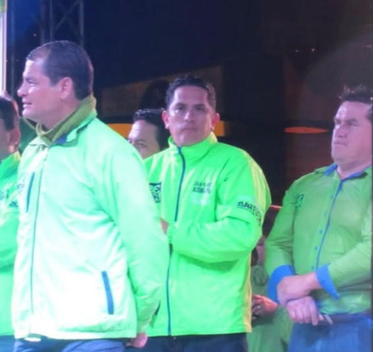 ElDatoEcua's tweet photo. #ElDato 🇪🇨 ELÍAS BALDOR BERMEO - EL INTOCABLE QUE NINGÚN GOBIERNO TOCÓ. CON NOBOA VA A LA CÁRCEL DEL ENCUENTRO.

La Policía Nacional realizó un operativo en el que capturó a Elías Baldor Bermeo, el hombre que manejaba la minería ilegal, el chulco, la política, y los pactos con los lobos en la Ponce Enrique. 

Ninguno de los anteriores gobiernos se atrevió a tocarlo ya que era un político con poder y tenía controlada la policía en ese sector.