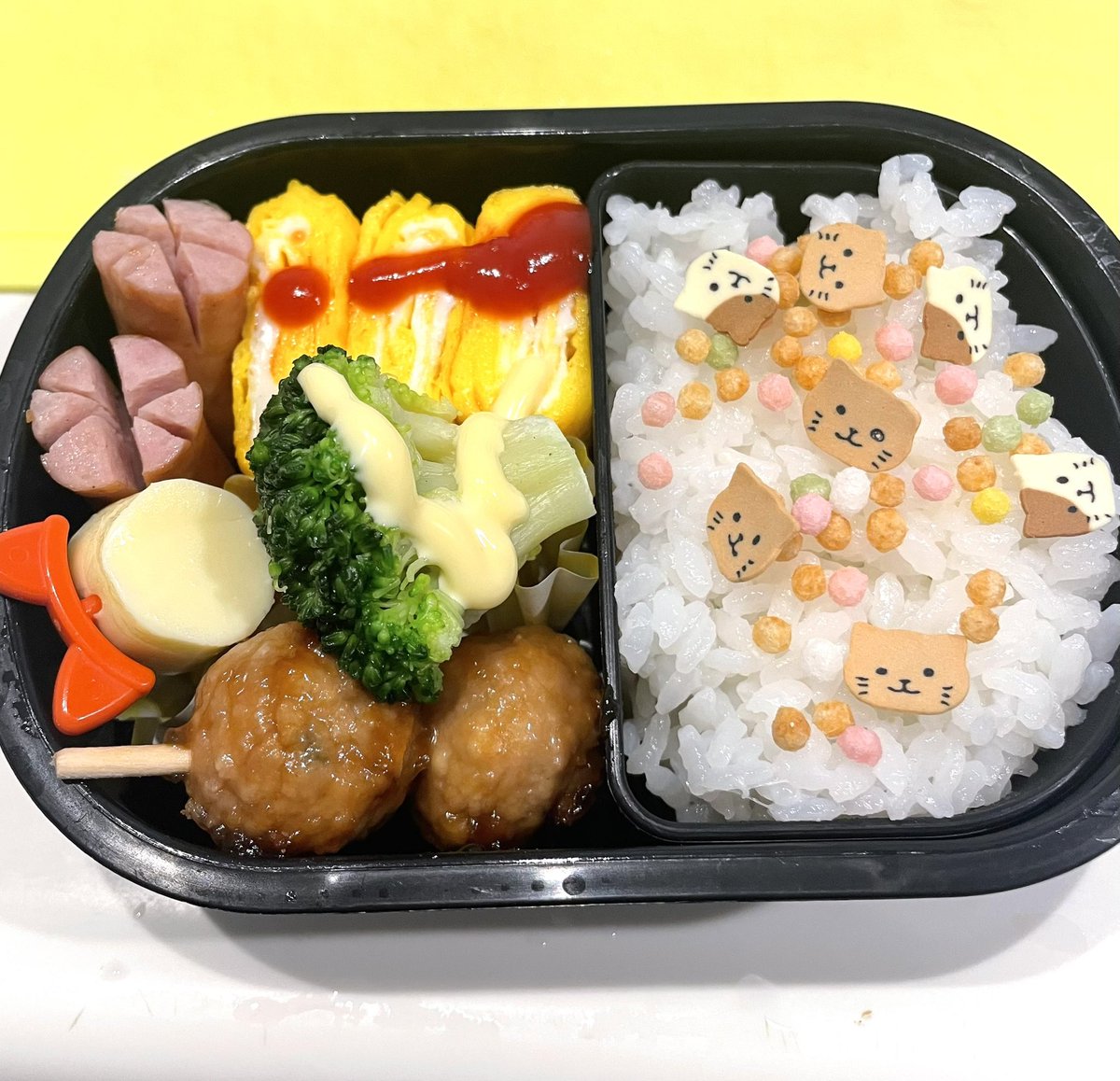 youka_sm's tweet photo. 毎朝5時に起きてお弁当と夕飯作ってる私偉い👏👏(といっても冷食頼み)

息子くんのお友達は毎日焼きそばらしい
ウチもたまにはもっと手を抜いて冷凍焼きそばとか冷凍チャーハンをそのままドーン💥と入れようかな
息抜きの日必要 https://t.co/08yae5xac8