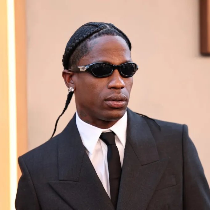 bpthaber's tweet photo. Travis Scott: "Babaannem bana yıllar önce Odyssey'in kitabını okutmuştu. 

Yıllar sonra filmde oynayınca bana 'Bak gördün mü? Sana o kitabı bu yüzden okuttum." dedi." https://t.co/QdvTkqySJj