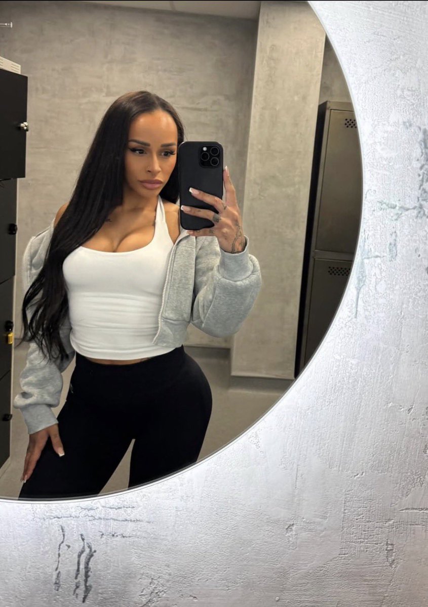 Princessjade75's tweet photo. My ex used to be addicted to coke, now that he’s clean he thinks he has a shot at getting back with me. I’m already with a new guy that’s bigger and better than him tho, so my plan is to manipulate him into taking me on a shopping spree, spending all his money and then block him. https://t.co/TGV15rSzJs