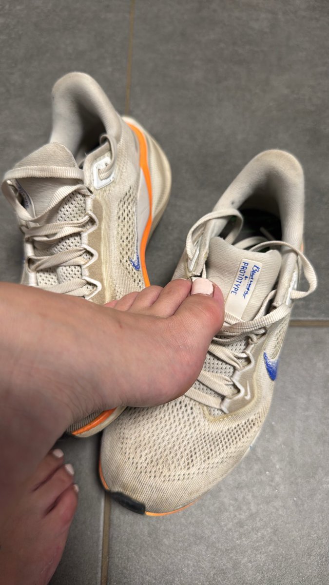 MiistressKate's tweet photo. Des fetish qui paient et qui, en plus sont respectueux, c’est ça qu’on veut 👣👑 #footfetısh #moneymiss #moneyslave #feetfinder #feetlover #feetfetish https://t.co/jExbWxBlop