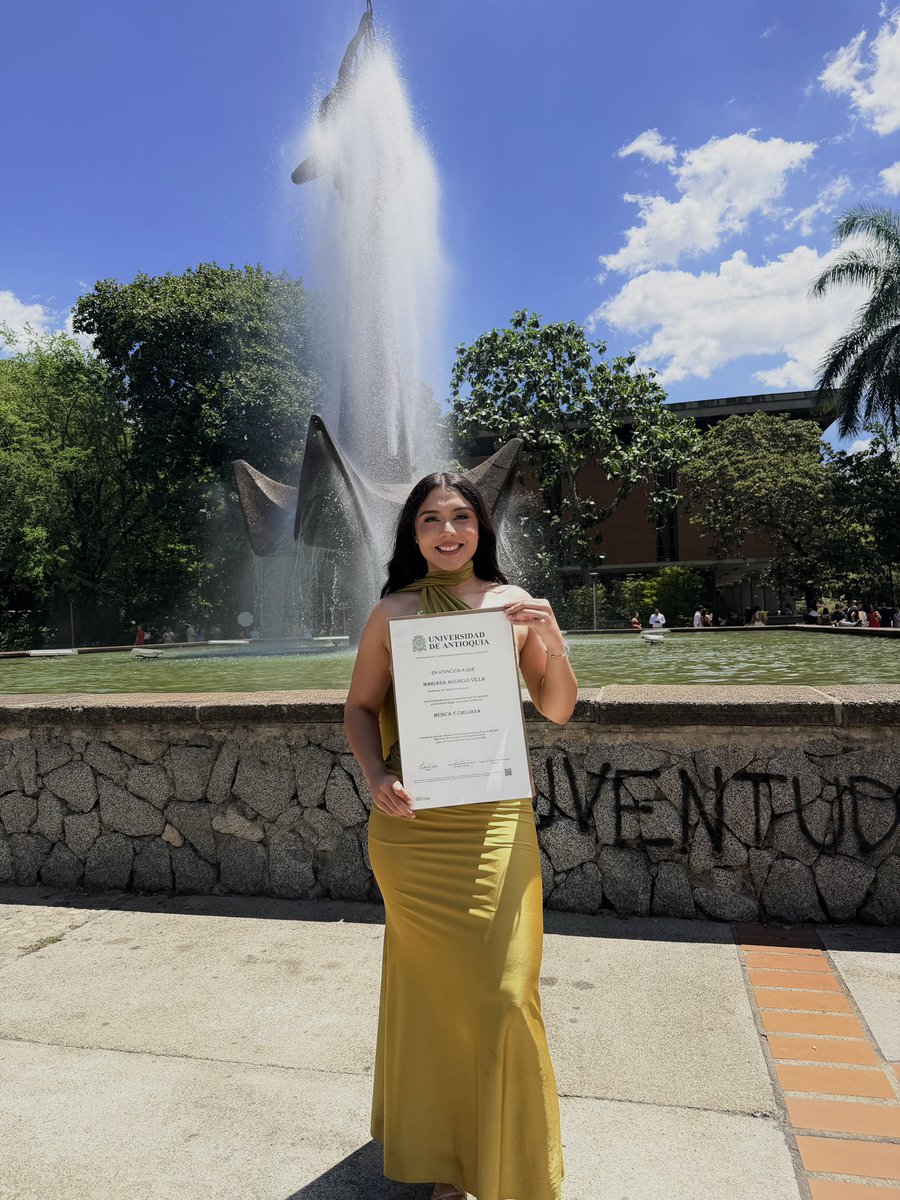 maagvi's tweet photo. Hoy mi Alma Mater me gradúa como doctora. Lo logré, espero volver. 💚 https://t.co/lhC1D5aTLU