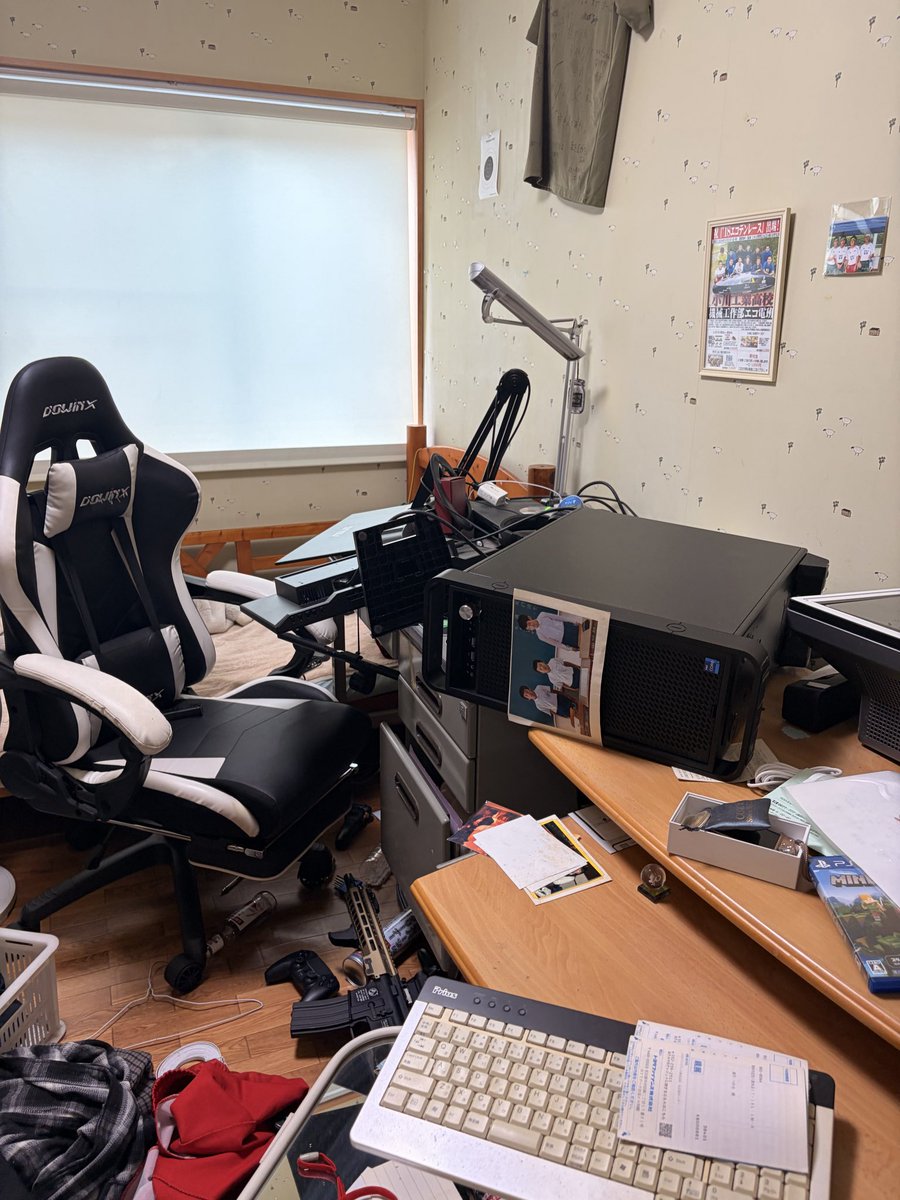 makki8632's tweet photo. 2026 7/28 熊本地震。
玄関開けたと同時に意気消沈💧
家の中、めちゃくちゃになってて。

10年前の熊本地震と同じ。

はぁ。
泣きたくなるわ。

おまけに冷凍庫が空いてて、中のものはパァ。

これ、しばらくは元気にはなれんわ。 https://t.co/QQCOUnt6Bm
