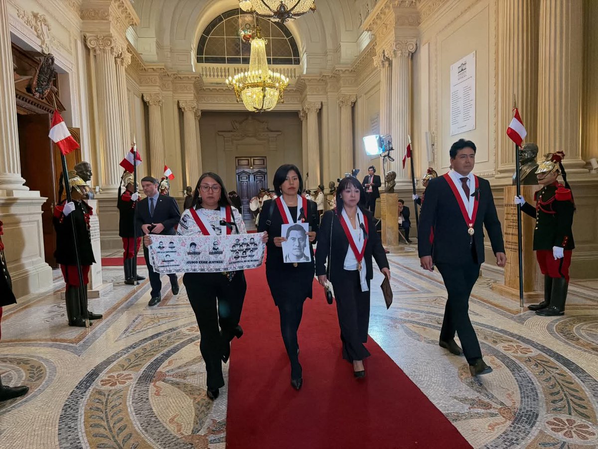 MirtyVas's tweet photo. Luego de retirarme del Hemiciclo del Congreso, me sumé a la marcha de los familiares de víctimas de graves violaciones de dd.hh. Nos solidarizamos con su lucha en contra del continuismo autoritario y la impunidad. Seguiremos demandando justicia, reparación y respeto a la memoria. https://t.co/6c65fdJmd3