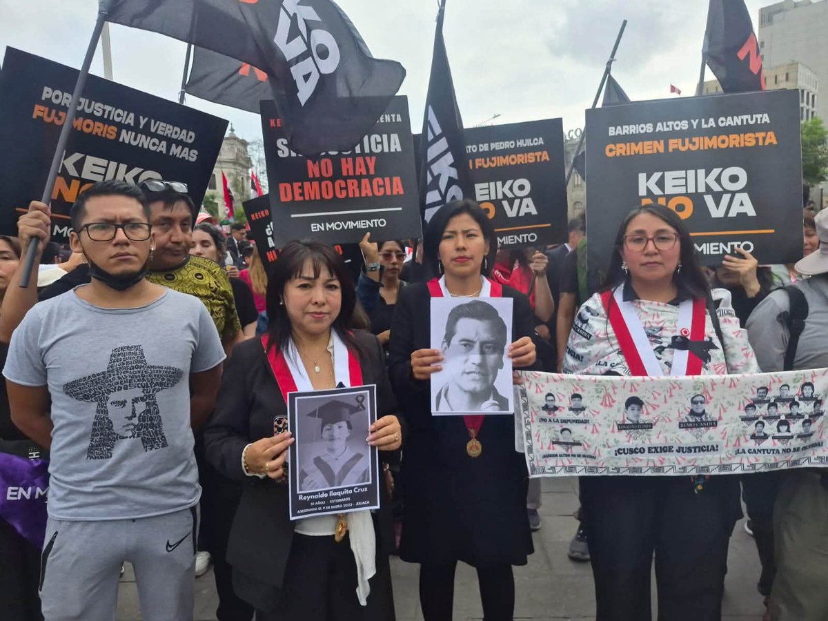 MirtyVas's tweet photo. Luego de retirarme del Hemiciclo del Congreso, me sumé a la marcha de los familiares de víctimas de graves violaciones de dd.hh. Nos solidarizamos con su lucha en contra del continuismo autoritario y la impunidad. Seguiremos demandando justicia, reparación y respeto a la memoria. https://t.co/6c65fdJmd3