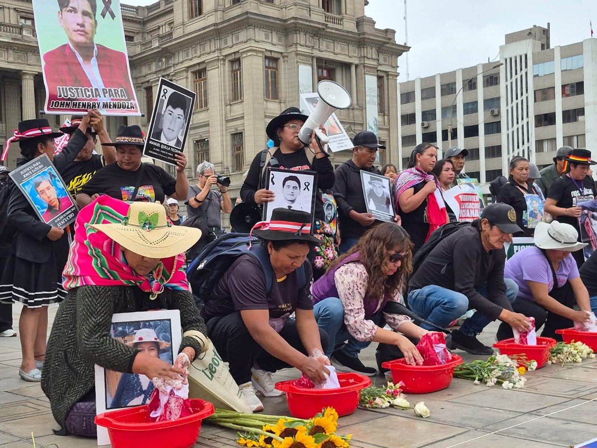 MirtyVas's tweet photo. Luego de retirarme del Hemiciclo del Congreso, me sumé a la marcha de los familiares de víctimas de graves violaciones de dd.hh. Nos solidarizamos con su lucha en contra del continuismo autoritario y la impunidad. Seguiremos demandando justicia, reparación y respeto a la memoria. https://t.co/6c65fdJmd3