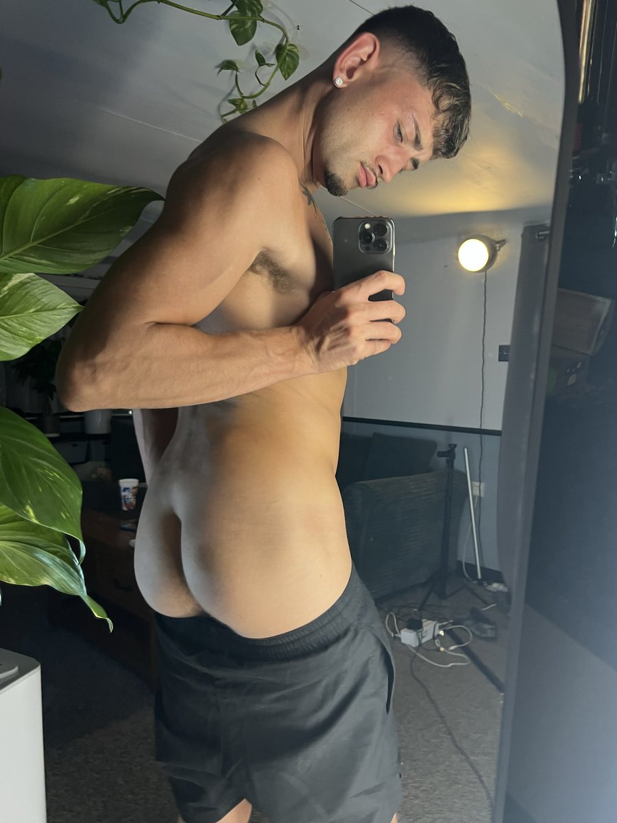 Tobz_dean's tweet photo. Think I need to start doing squats #mlm https://t.co/Ia6FbxOtzo