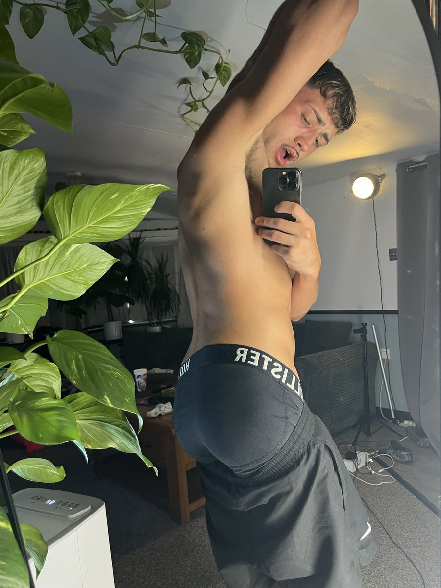 Tobz_dean's tweet photo. Think I need to start doing squats #mlm https://t.co/Ia6FbxOtzo