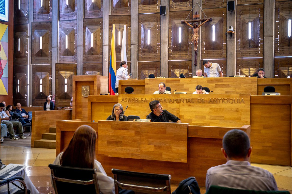 IUDIGITAL's tweet photo. En el marco de la sesión ordinaria de la Asamblea Departamental @asambleadeant , se aprobó la incorporación al presupuesto de la Institución Universitaria Digital de Antioquia, correspondiente a la vigencia actual, de los recursos del balance derivados del cierre de la ejecución presupuestal de ingresos y gastos de la vigencia 2025, por un valor de $39.649 millones. Dichos recursos provienen de recaudos operacionales superiores a los inicialmente proyectados, así como de saldos pendientes de ejecución asociados a transferencias del Ministerio de Educación @Mineducacion , convenios misionales y la Estampilla Pro IU-Digital.

La incorporación de estos recursos tiene como finalidad financiar la operación institucional, fortalecer la función docente, impulsar proyectos de extensión y consolidar la infraestructura física y tecnológica. De esta manera, se contribuye al cumplimiento de los objetivos establecidos en el Plan de Desarrollo Institucional.