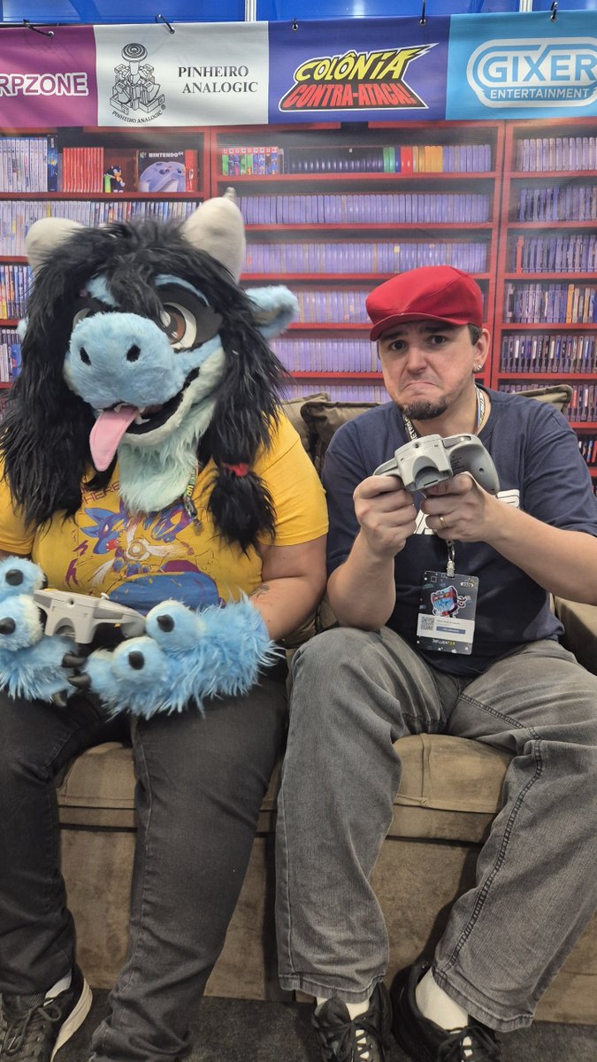 Nanks_Squid's tweet photo. Tirei foto com as lendas @SrWilsonCCA e @MoriaVelis  (FINALMENTE)

#retrocon #fursuit https://t.co/5NcfaE5KSB