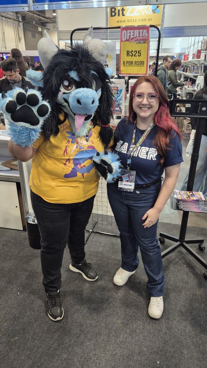 Nanks_Squid's tweet photo. Tirei foto com as lendas @SrWilsonCCA e @MoriaVelis  (FINALMENTE)

#retrocon #fursuit https://t.co/5NcfaE5KSB