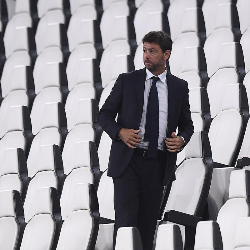 MERATALJUVE's tweet photo. من "دوري السوبر الأوروبي" إلى المحكمة الإدارية الإقليمية في لازيو
اندريا انييلي 🖤⭐️⭐️⭐️🤍

لطالما رددنا نحن مشجعي يوفنتوس هذا الكلام...
 فإذا كان غضبنا عارماً فلأننا أدركنا منذ البداية أن الصعوبات والقيود الاقتصادية التي واجهناها على مدار السنوات الست الماضية لم تكن ناتجة عن مجرد تراجع في مستوى الفريق...
 بل كانت جزءاً من خطة مدروسة للإضرار بالنادي عمداً من اجل القضاء عليه....
واليوم تحول ذلك الغضب إلى شعور بالازدراء تجاه أحداث معروفة للجميع لكن لم يعد أحد يتطرق إليها....
بدأت القصة حين كان يوفنتوس يهيمن على المشهد الكروي في إيطاليا محققاً لقب الدوري (السكوديتو) تسع مرات متتالية كان آخرها عام 2020....
 حينها تحدث غابرييلي غرافينا -الرئيس السابق للاتحاد الإيطالي لكرة القدم- علناً عن "بطولة مملة" بل وطالب في مرحلة ما باعتماد نظام الأدوار الإقصائية (البلاي أوف) كانت الرسالة الضمنية واضحة تماما لقد أصبحت هيمنة يوفنتوس تشكل مشكلة سياسية واقتصا��ية للمنظومة الكروية وكان لا بد من إعادة التوازن بأي ثمن....
وفي تلك اللحظة الفارقة كان أندريا أنييلي قد استوعب المشهد تماماً وسبق الجميع فقد توقع التراجع الحتمي لكرة القدم الإيطالية التي باتت تسحقها القوة المالية الهائلة للدوري الإنجليزي الممتاز...
وجاء مشروع "دوري السوبر الأوروبي" ليكون رده على هذا الوضع كإصلاح هيكلي يهدف لإنقاذ كبرى الأندية الأوروبية من الاختناق الاقتصادي....
لكن المؤسسات الكروية (مثل الاتحاد الأوروبي والاتحاد الإيطالي) رأت في المشروع تهديداً لاحتكارها للسلطة وللمليارات...
وهكذا، ولعرقلة المشروع (وتحجيم يوفنتوس)، تحركت المنظومة بتوقيت دقيق ومحسوب...
ففي نوفمبر 2022 بدأت "التحركات الكبرى" التي أجبرت أنييلي ومجلس الإدارة على الاست��الة والخروج من المشهد... ثم شهد ربيع عام 2023 نهاية سريالية للموسم...
خصم 15 نقطة ثم استعادتها مؤقتاً وأخيراً خصم 10 نقاط بشكل نهائي في مايو 2023...
وهو قرار أُعلن قبل دقائق معدودة من انطلاق إحدى مباريات الدوري...
 ف��يق وجد نفسه مشتت الذهن ومستنزفاً نفسياً جراء جدول ترتيب كان يُعاد صياغته باستمرار بقرارات المحاكم الرياضية...
وفي السادس من يونيو ظهرت الحقيقة أخيراً مع قرار مكتب المدعي العام في روما بحفظ التحقيق الجنائي المتعلق بقضية "الأرباح الرأسمالية" رسمياً...
 وبموجب القانون الإيطالي المدني( لم تكن هناك أي جريمة مرتكبة) مما أثبت بشكل قاطع أن حالة عدم الاستقرار التي عانى منها الفريق على أرض الملعب كانت نتاجاً لظلم سياسي بحت...
و الآن....
وبفضل الحكم التاريخي الذي أصدرته محكمة العدل الأوروبية في 16 يوليو -والذي أبطل احتكار الاتحادات الرياضية لحق حماية الحقوق المدنية للم��اطنين- أعاد محامو أنييلي تفعيل طعنهم أمام المحكمة الإدارية الإقليمية في لازيو ال(TAR) بهدف إلغاء قرار الحظر الصادر عن الاتحاد الإيطالي لكرة القدم (FIGC) بشكل نهائي...
مستندين في ذلك إلى قوة موقفهم بعد إسقاط القضية الجنائية التي دحضت كافة التهم الموجهة إليه...
 واليوم...
اثبتت كل كلمة وموقف قام بهما أنييلي تماماً....
 فالدوري الإيطالي (Serie A) فقد مكانته وقدرته التنافسية وجاذبيته العالمية - تماماً كما توقع هو - في حين أن الدوري الإنجليزي الممتاز (Premier League) يسير في مسار مختلف تماماً....
 لقد عاقبوا عمداً الشخص الوحيد الذي كان يمتلك رؤية مستقبلية في مشهد كرة القدم لدى ايطاليا كلها وأقصوه
 لمجرد حماية مناصبهم والوضع الراهن...
 لكن الزمن كفيل بتصحيح الأمور وإعادة الحق إلى نصابه...

نحن بانتظارك يا رئيس - ولكن رجاءً عُد إلينا قريباً...
🤍⭐️⭐️⭐️🖤