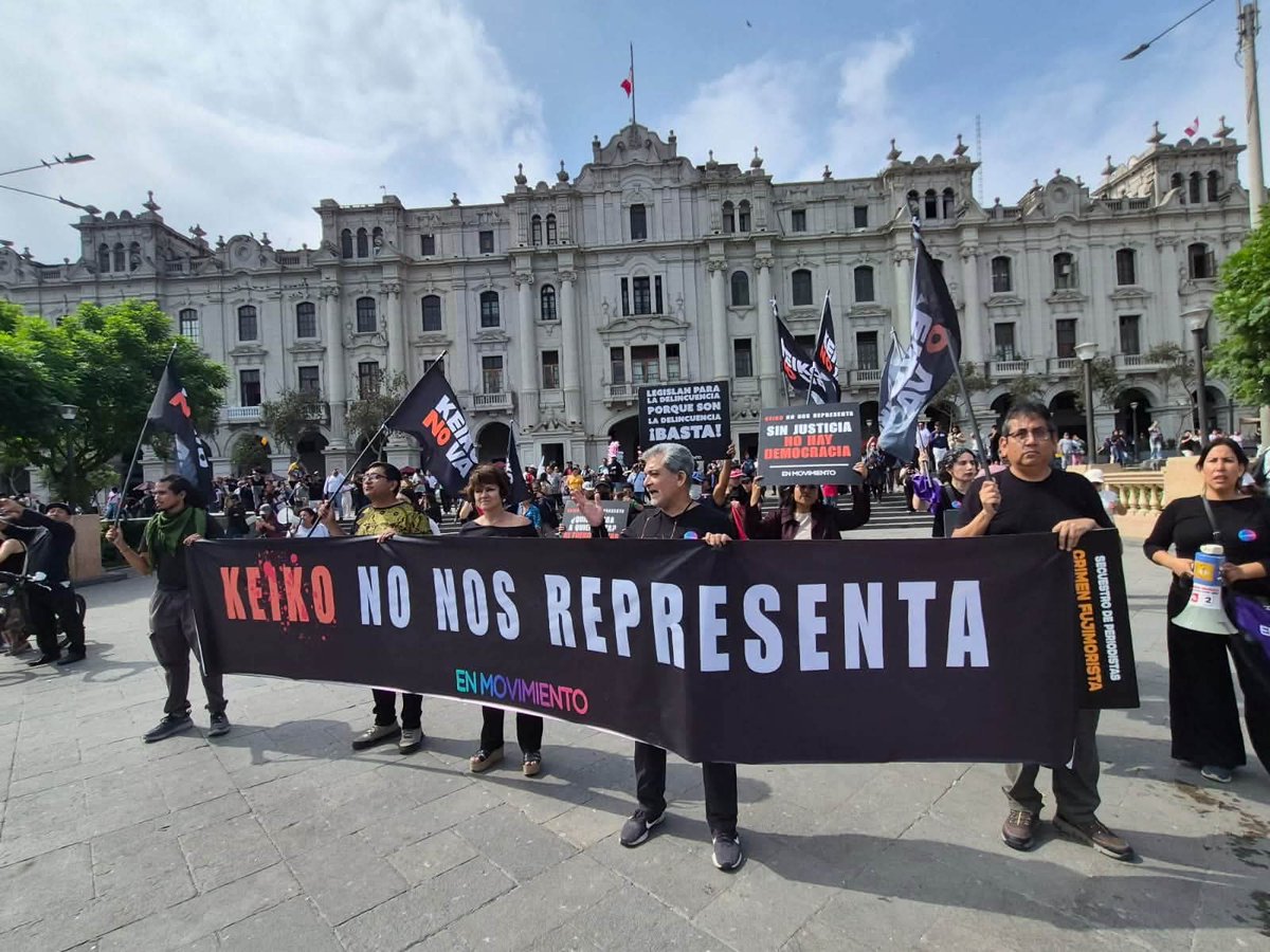 MirtyVas's tweet photo. Luego de retirarme del Hemiciclo del Congreso, me sumé a la marcha de los familiares de víctimas de graves violaciones de dd.hh. Nos solidarizamos con su lucha en contra del continuismo autoritario y la impunidad. Seguiremos demandando justicia, reparación y respeto a la memoria. https://t.co/6c65fdJmd3